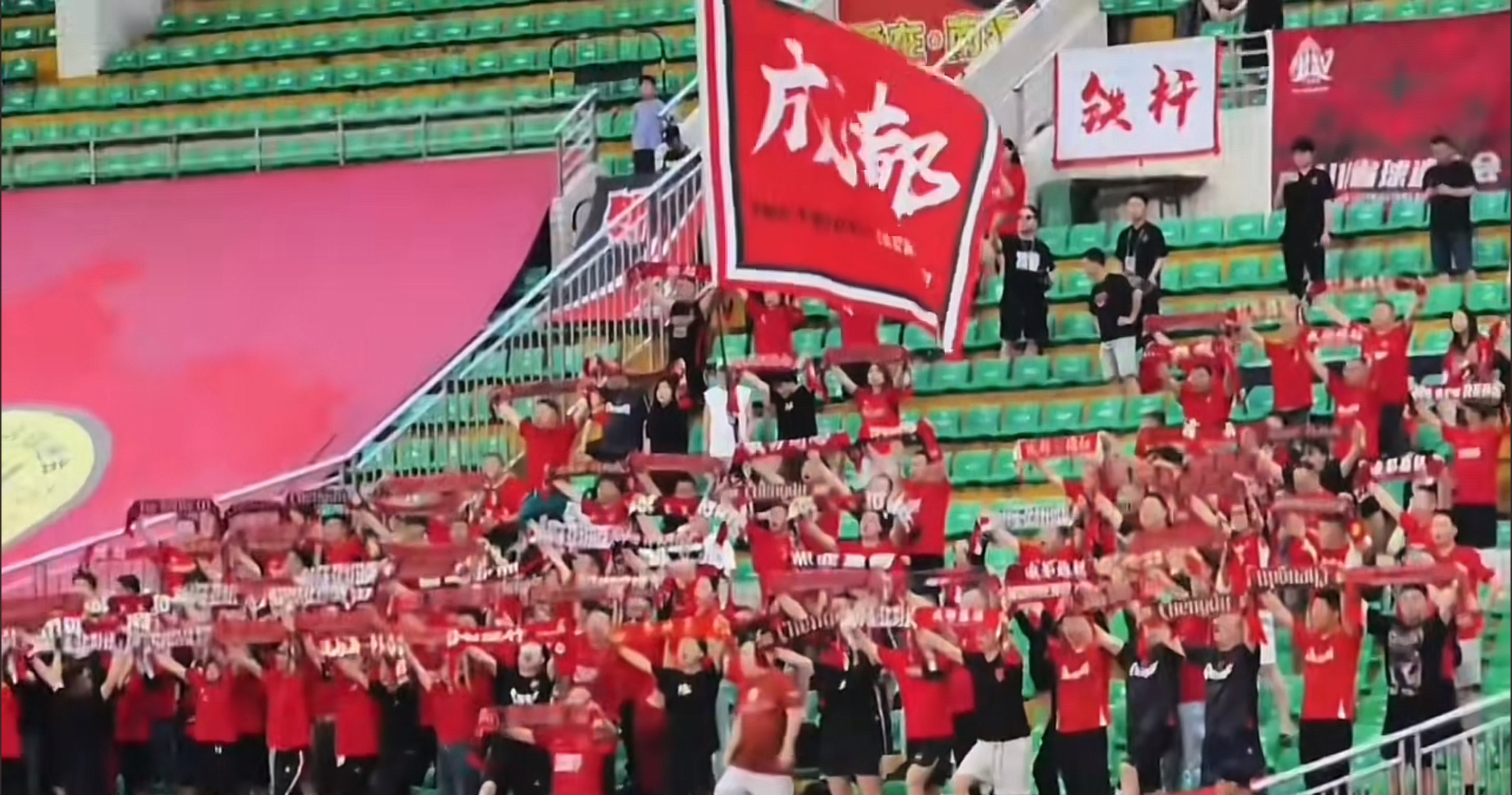 爱游戏体育 -成都蓉城训练开放日；最后时刻官宣签约引观众欢呼；欧超杯在即；细节决定成败的简单介绍