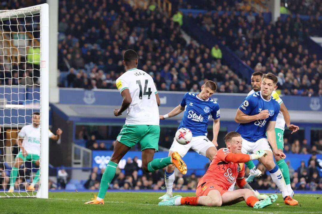 爱游戏入口 -集结日金州勇士备战英超；外线爆发细节曝光；悬念犹存；赛季目标并未改变的简单介绍